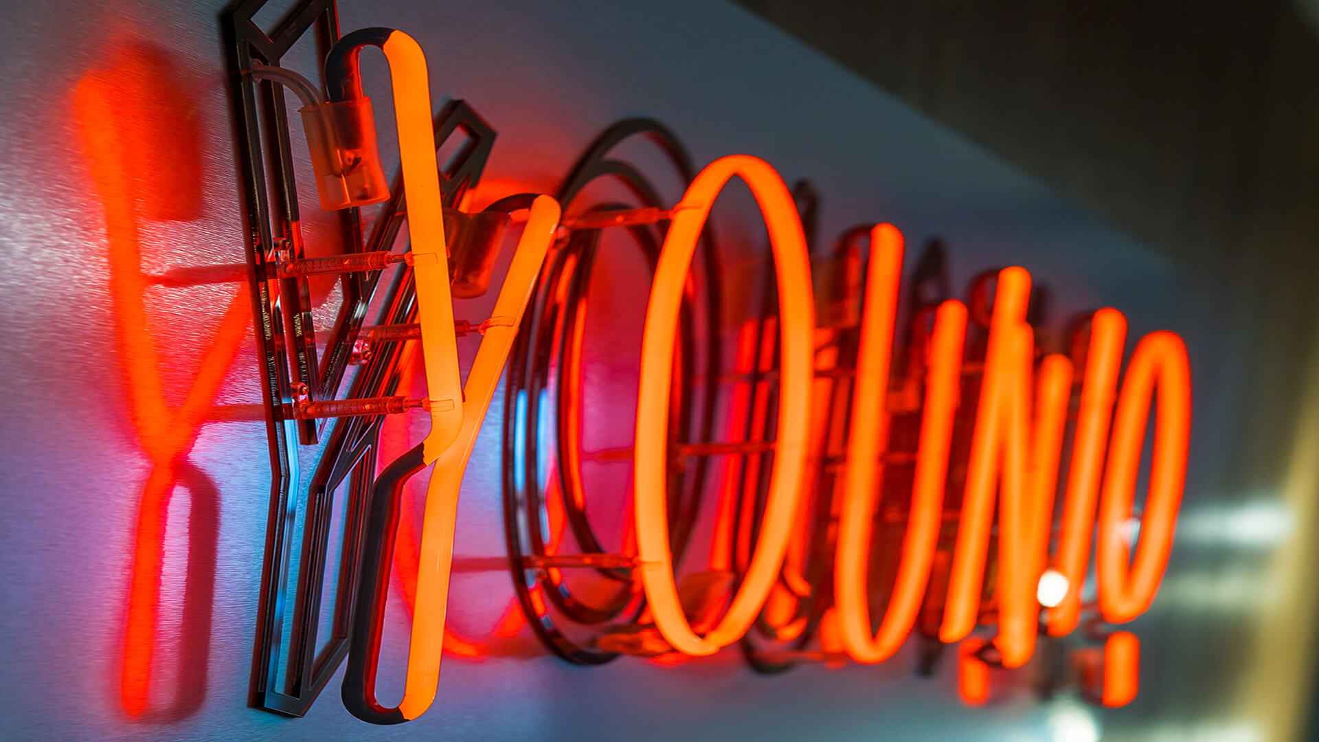 YouniQ-neon-wall