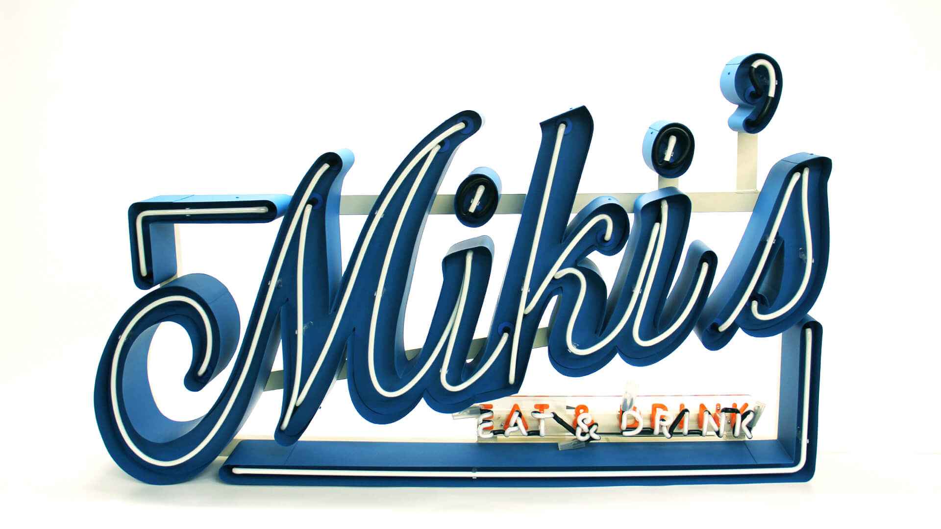 mikis-neon-in-the-middle-letteratura