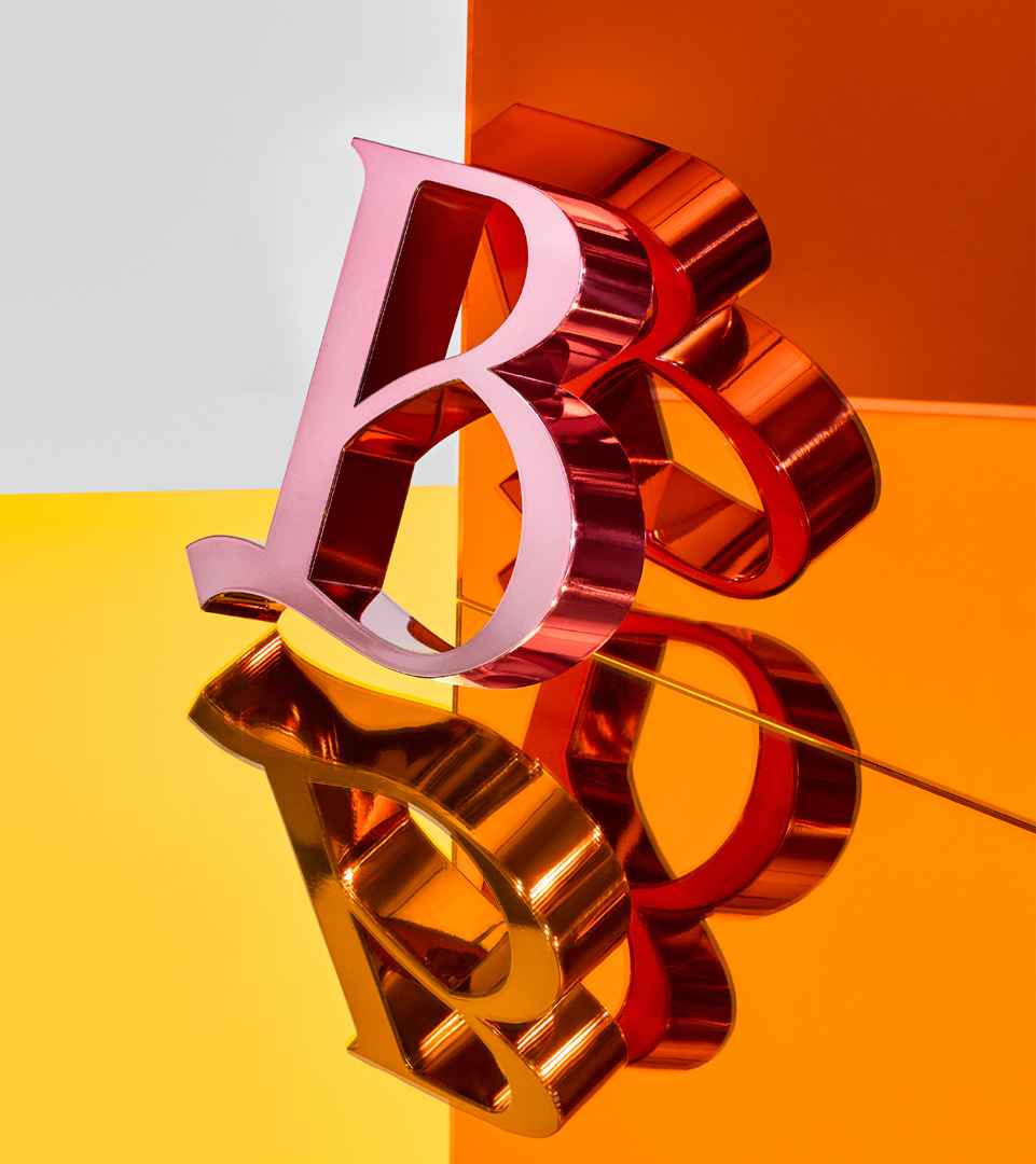 Lettre B en métal rouge en acier inoxydable