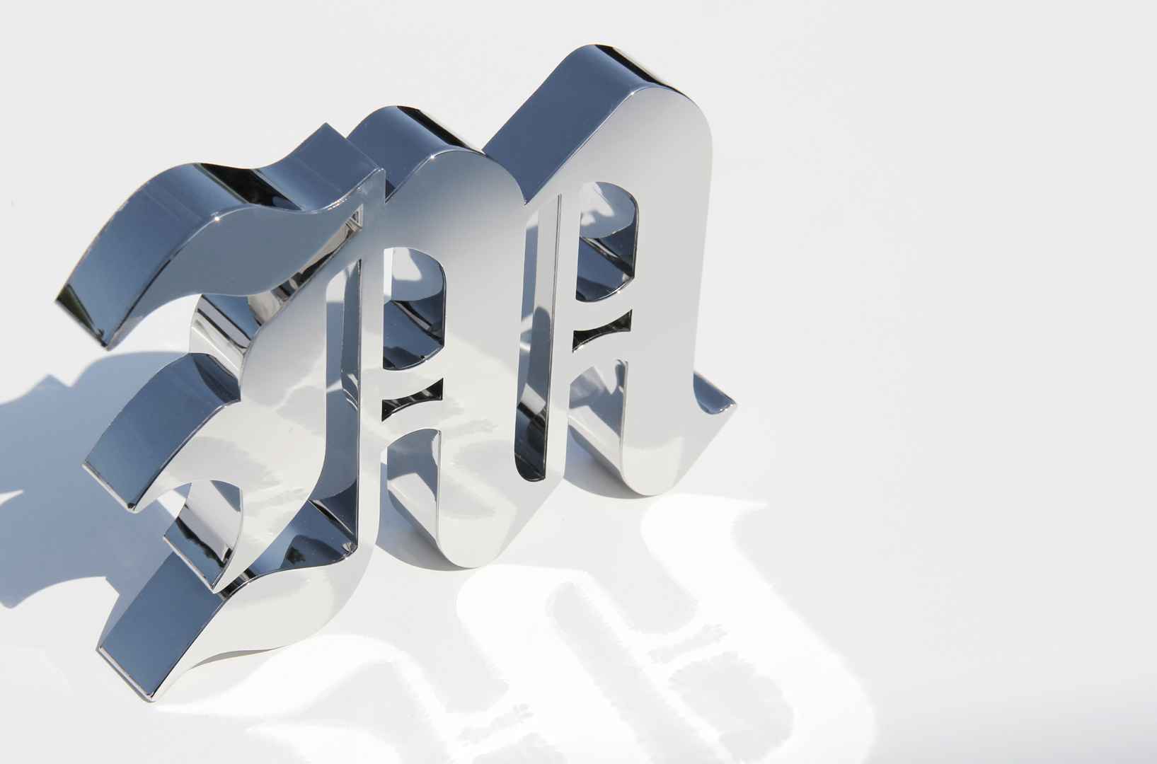 Letras de acero inoxidable plateadas, brillantes