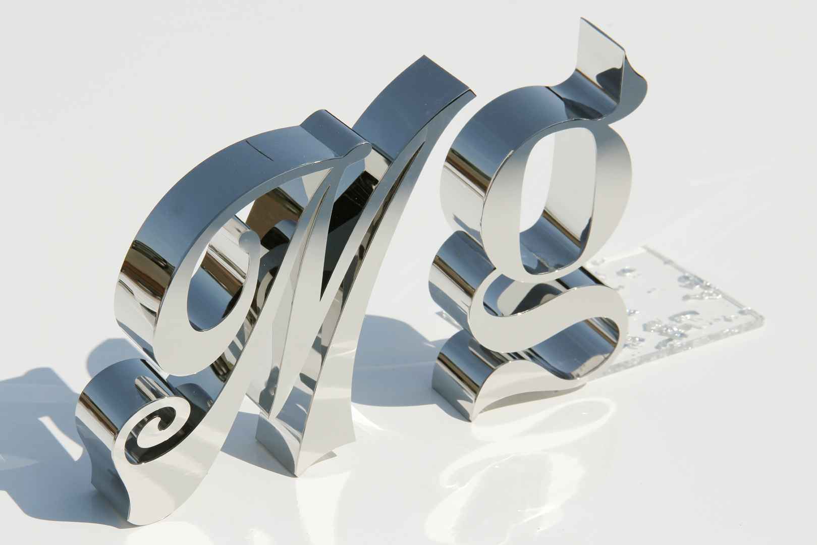 Letras de acero inoxidable plateadas, brillantes