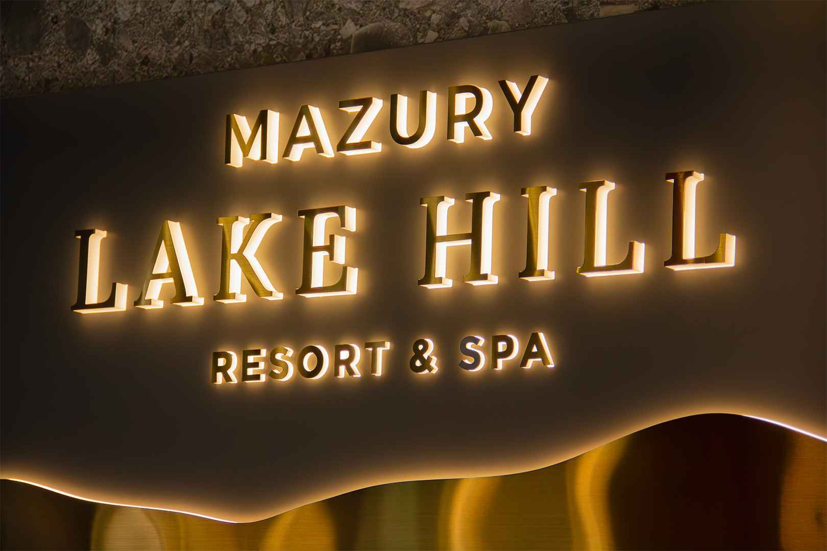 Gold 3D Lake Hill Spatial Schriftzug