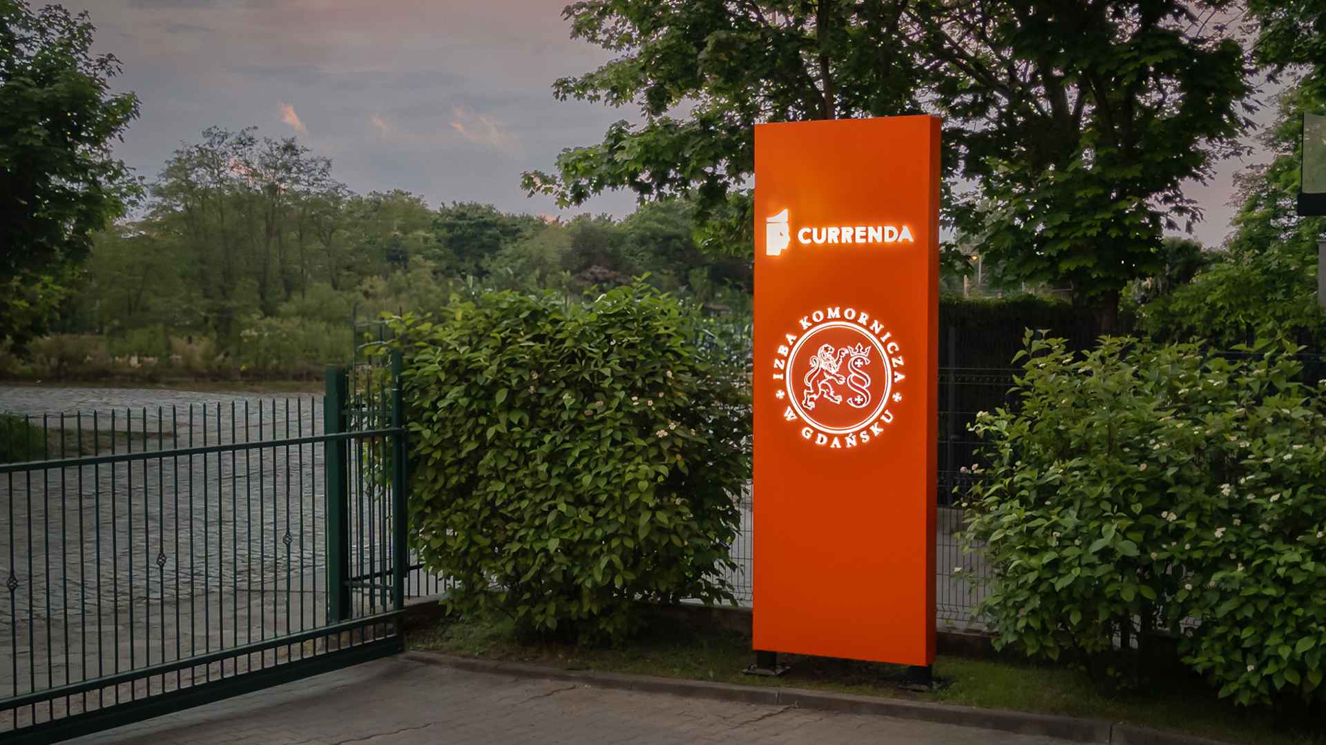 Verlichte vrijstaande reclamemast