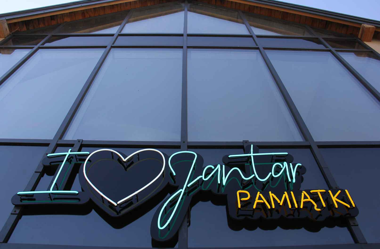Insegna al neon sull'edificio del Jantar Souvenirs