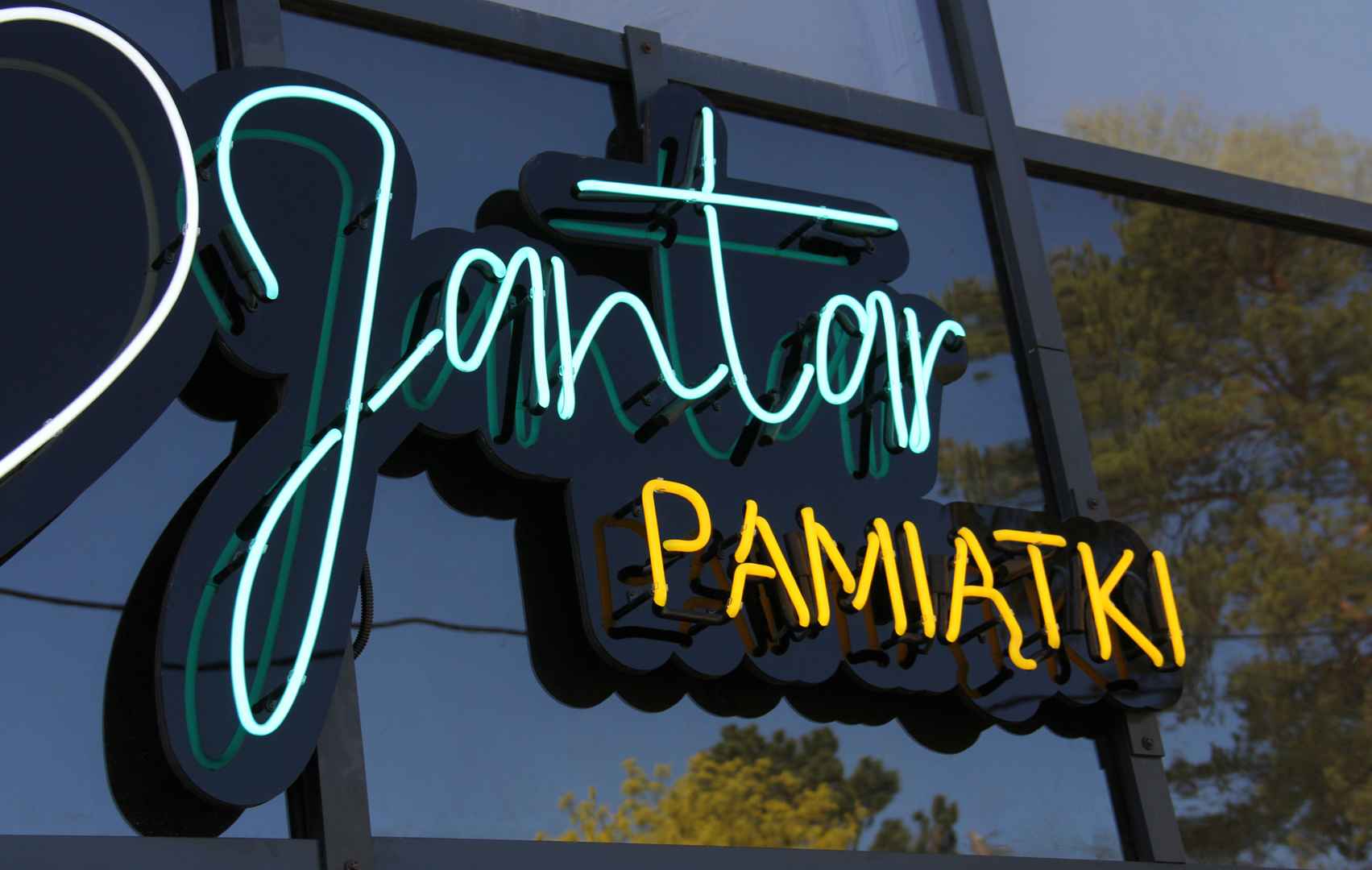 Insegna al neon sull'edificio del Jantar Souvenirs