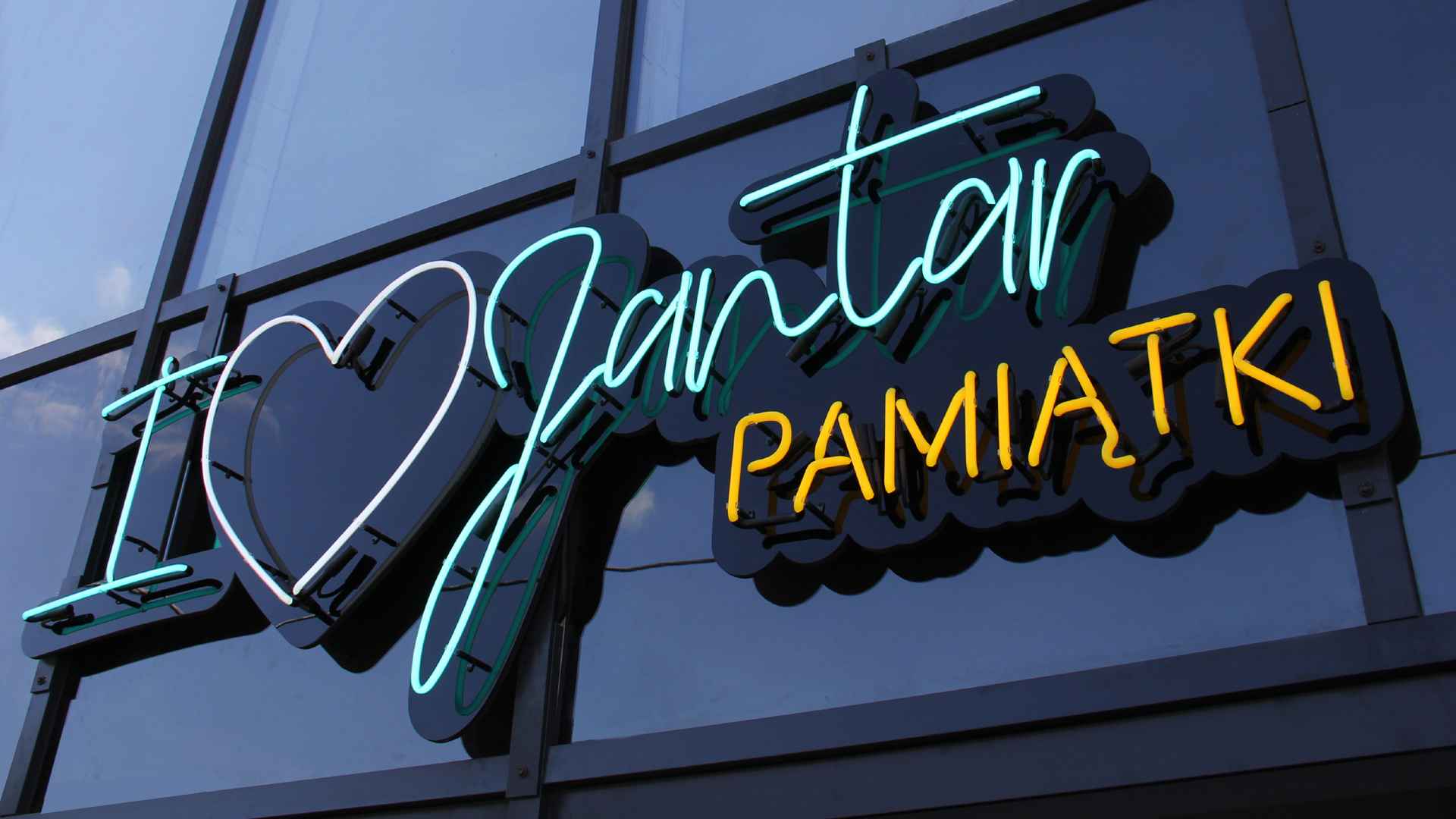 Insegna al neon sull'edificio del Jantar Souvenirs