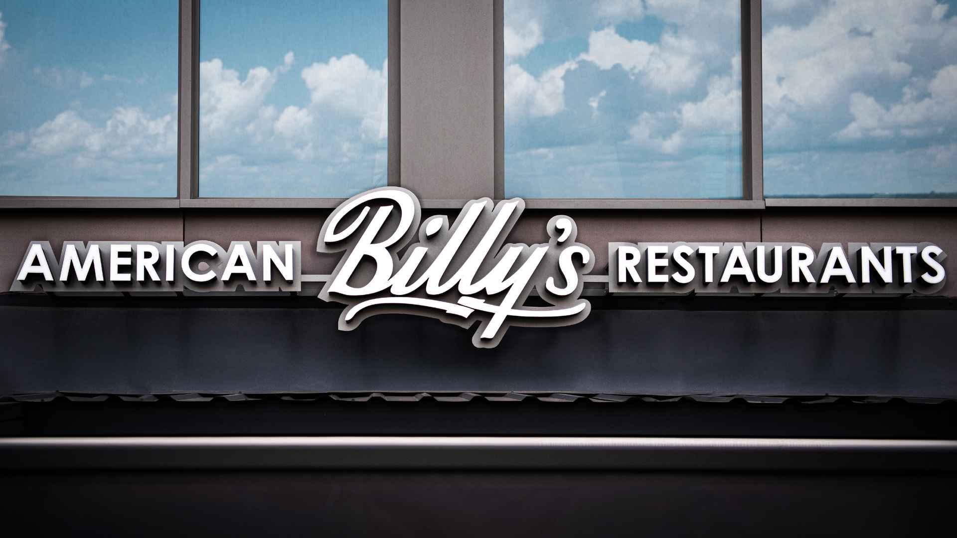 Podświetlane litery restauracji nad wejściem