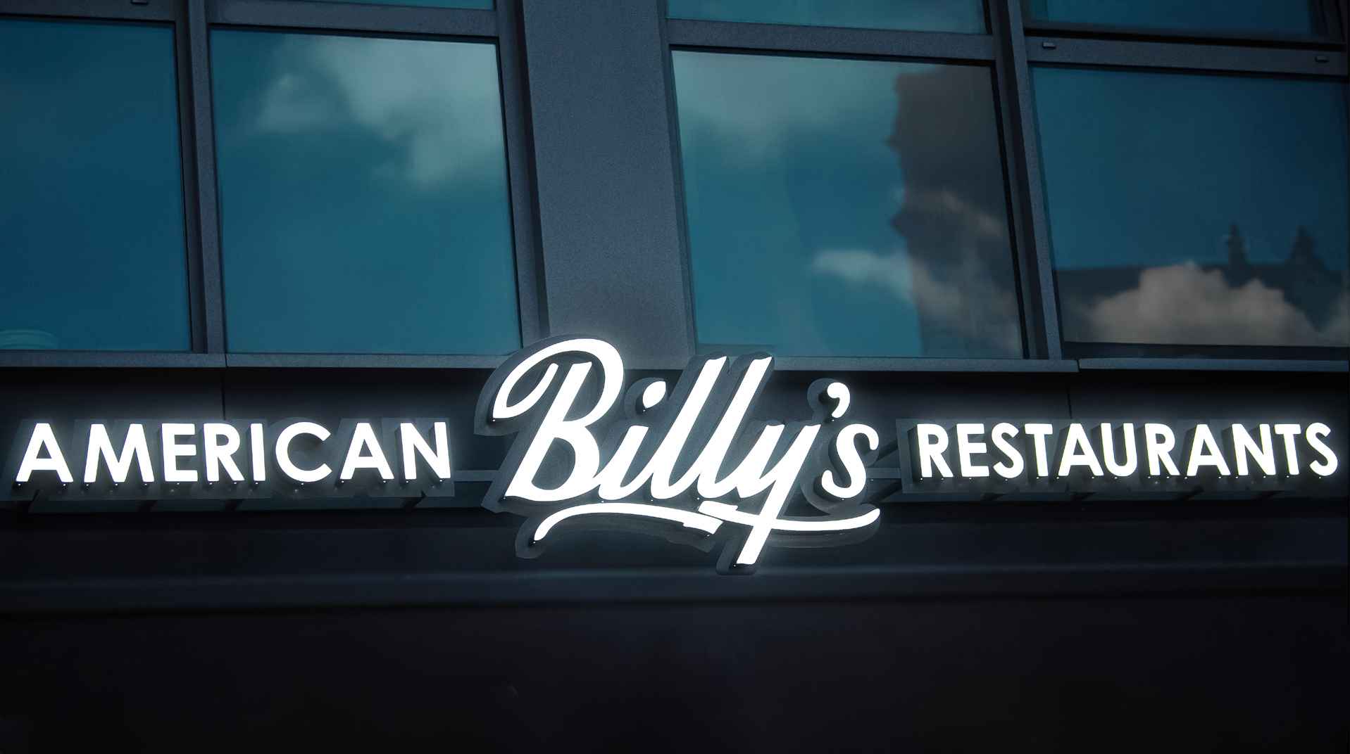 Podświetlane litery restauracji nad wejściem