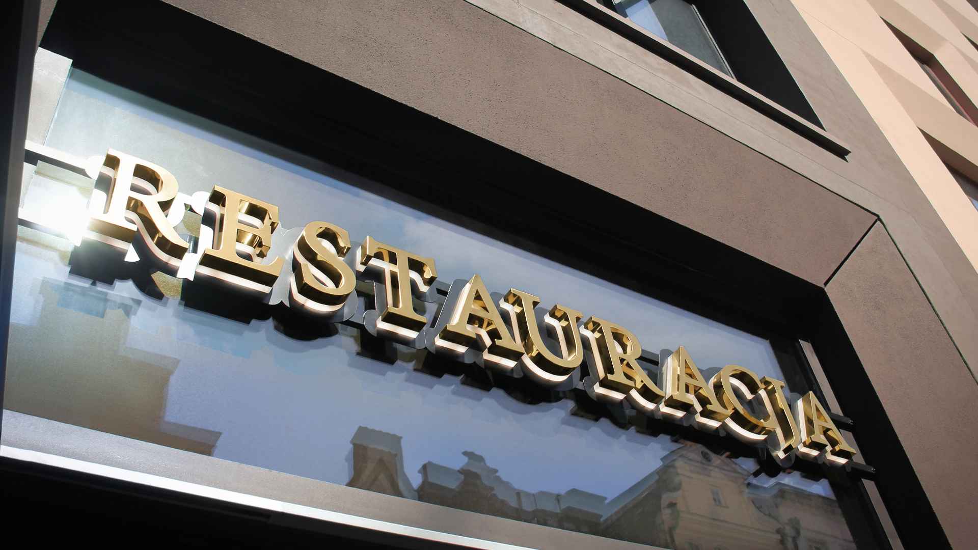 Lettres en métal doré rétro-éclairées pour le mur