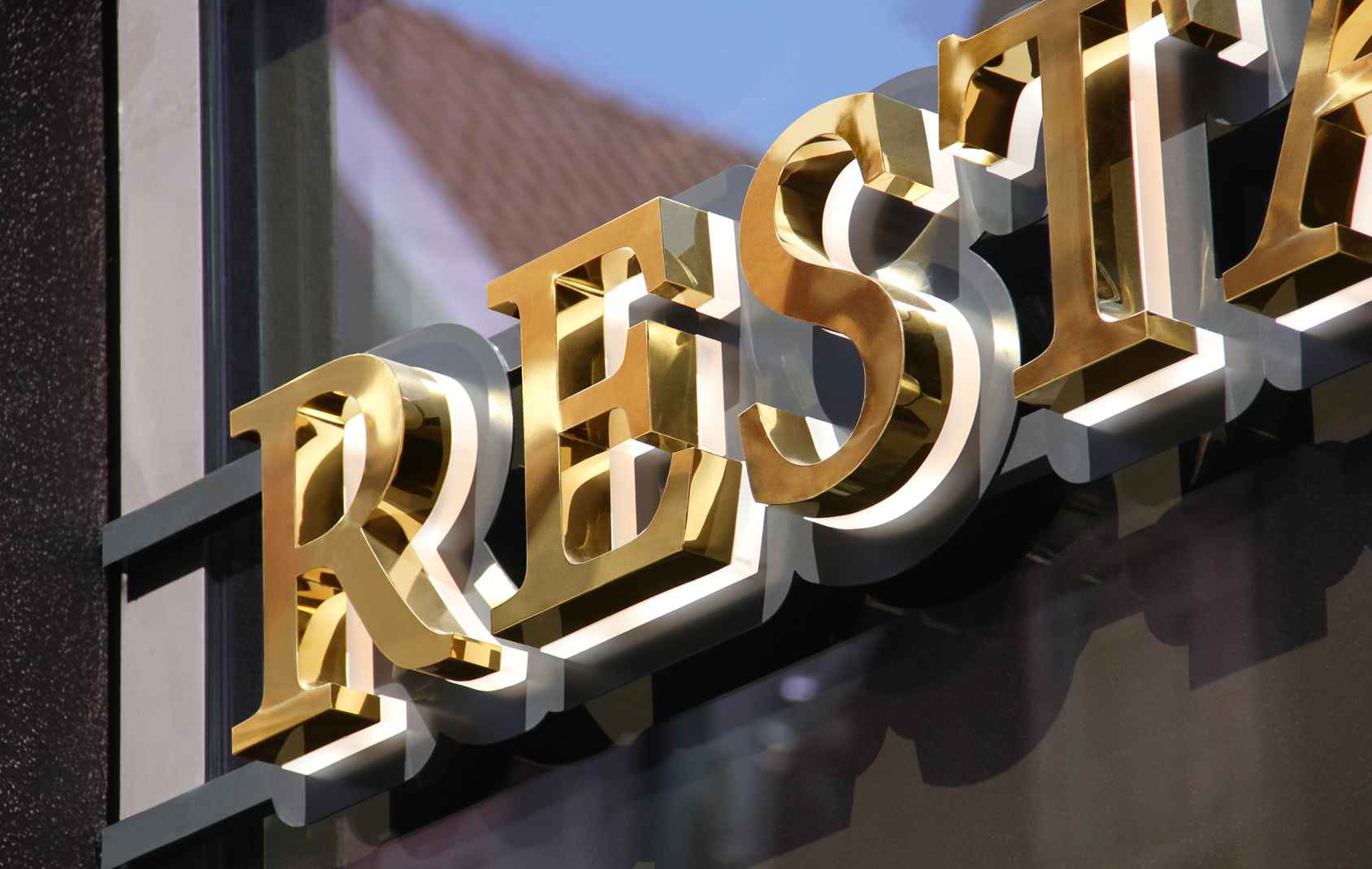 Lettres en métal doré rétro-éclairées pour le mur