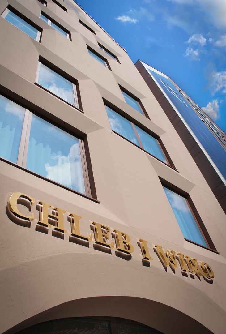 Lettres lumineuses en métal doré pour les restaurants Pain et Vin