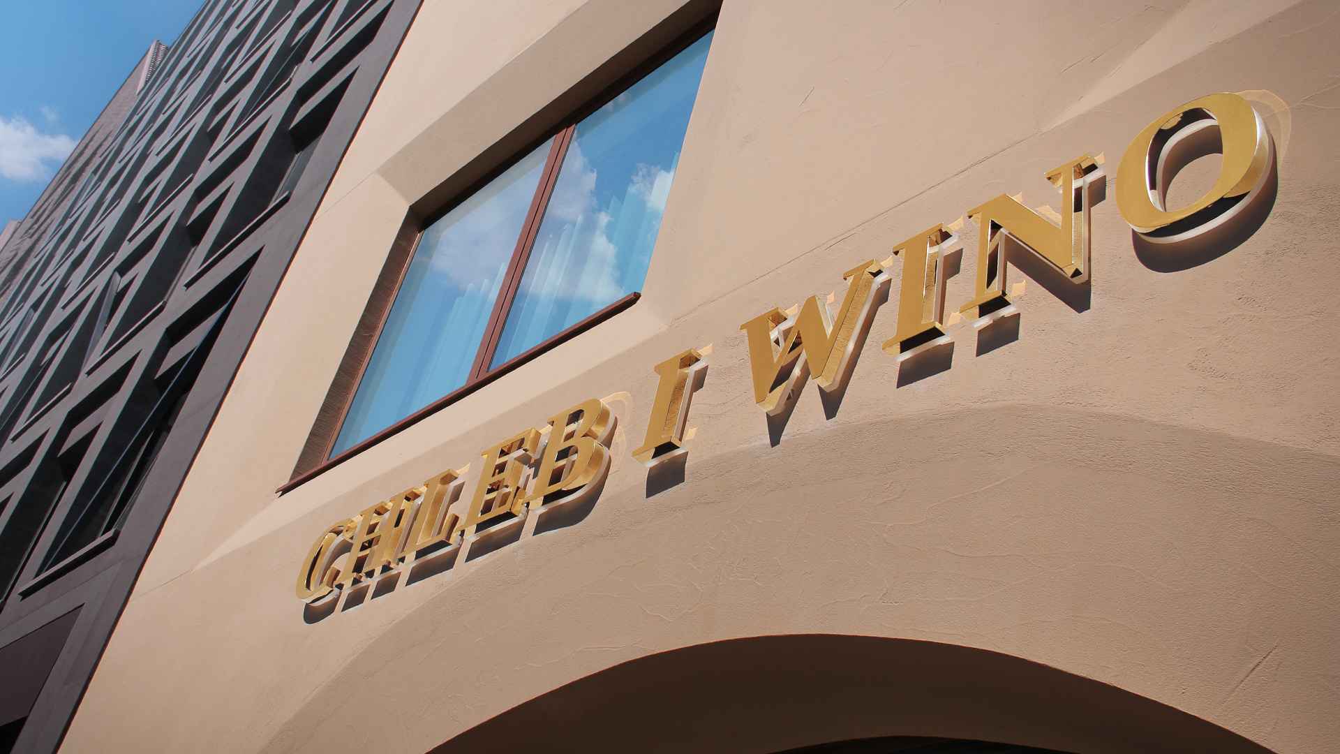 Lettres lumineuses en métal doré pour les restaurants Pain et Vin