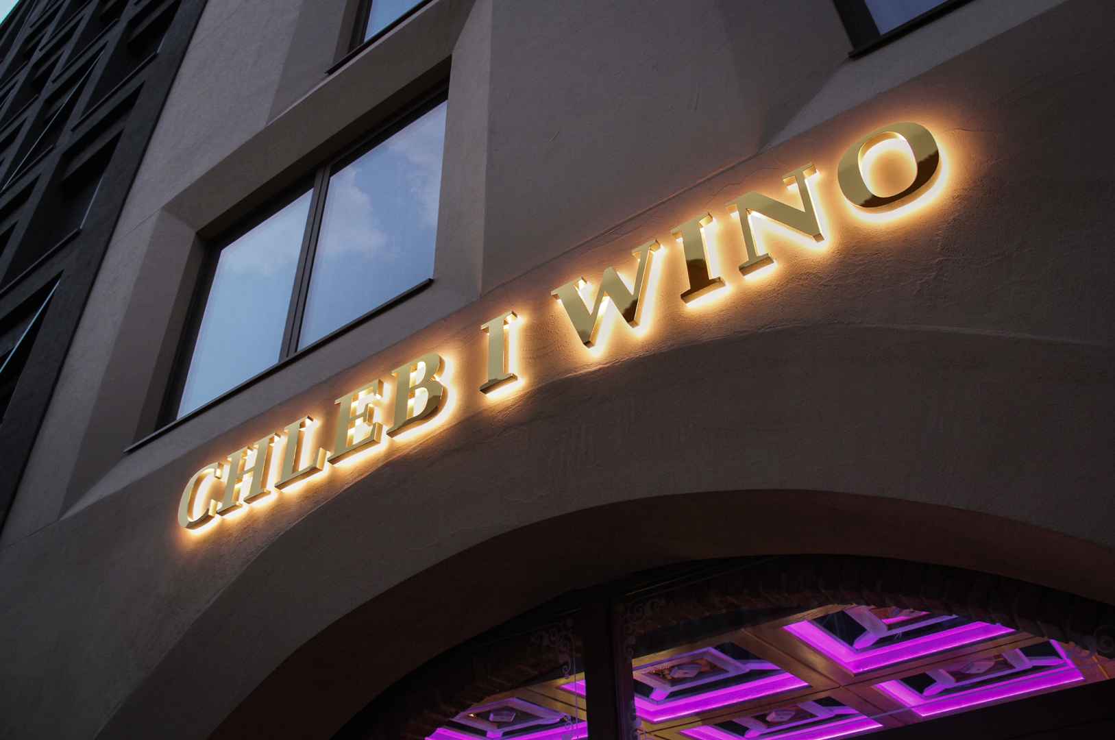 Lettres lumineuses en métal doré pour les restaurants Pain et Vin