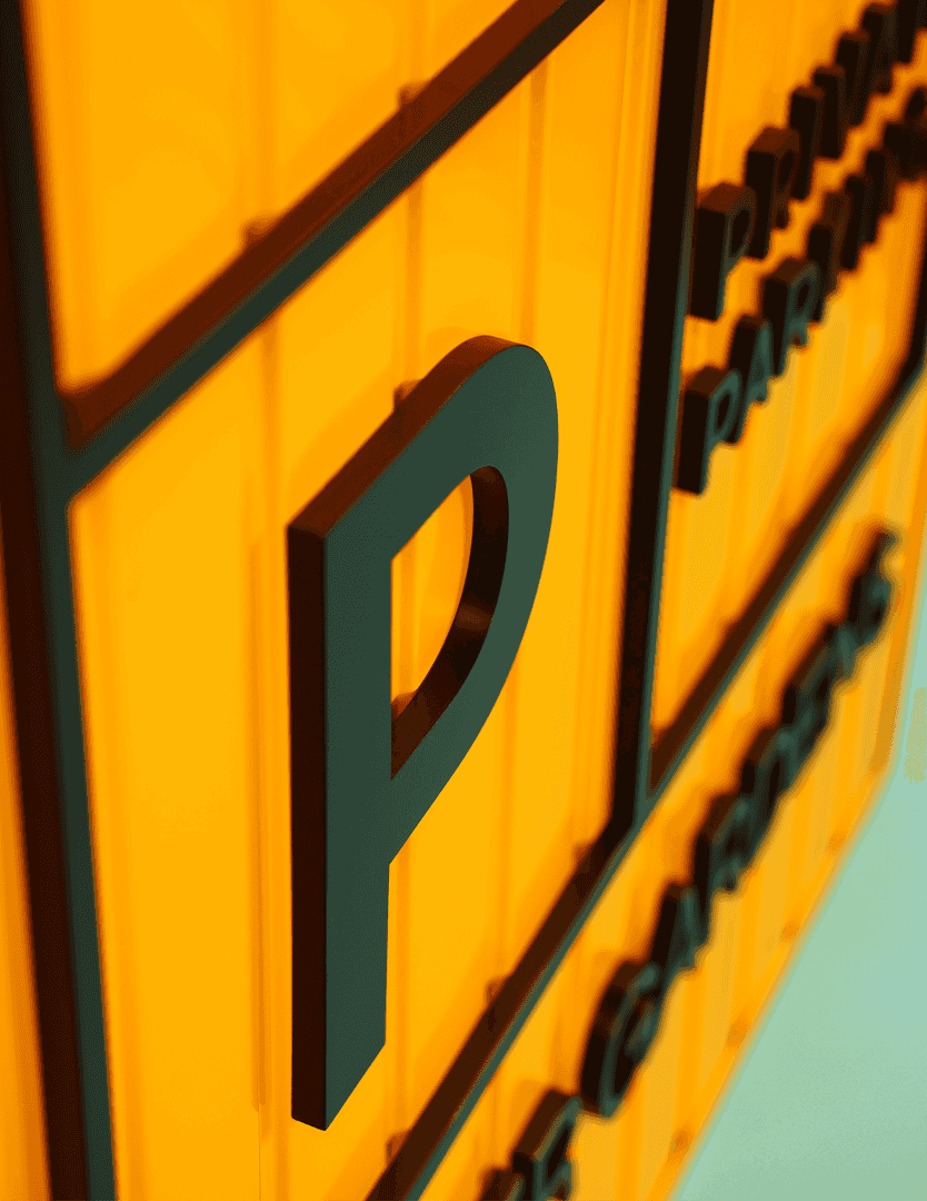 Gelbes Metall-Parkplatzschild