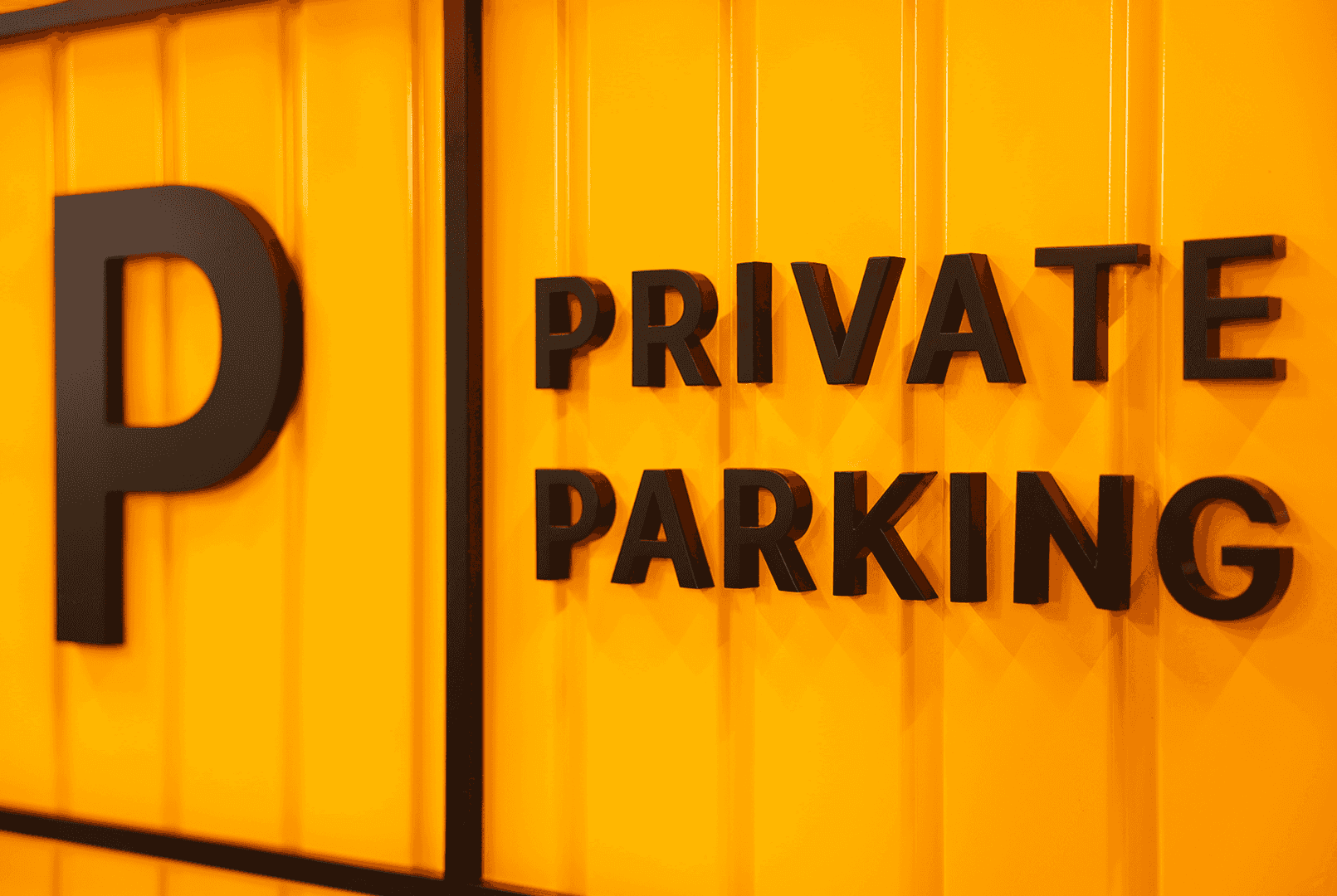 Żółty metalowy znak parkingowy