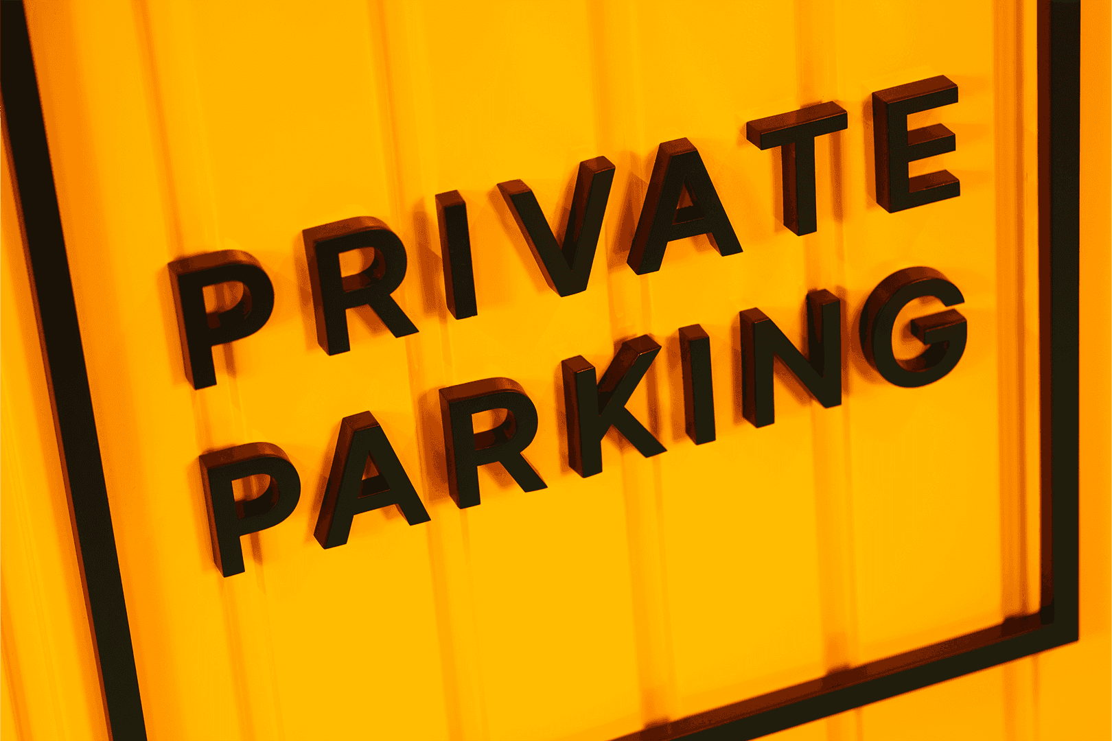 Geel metalen parkeerbord