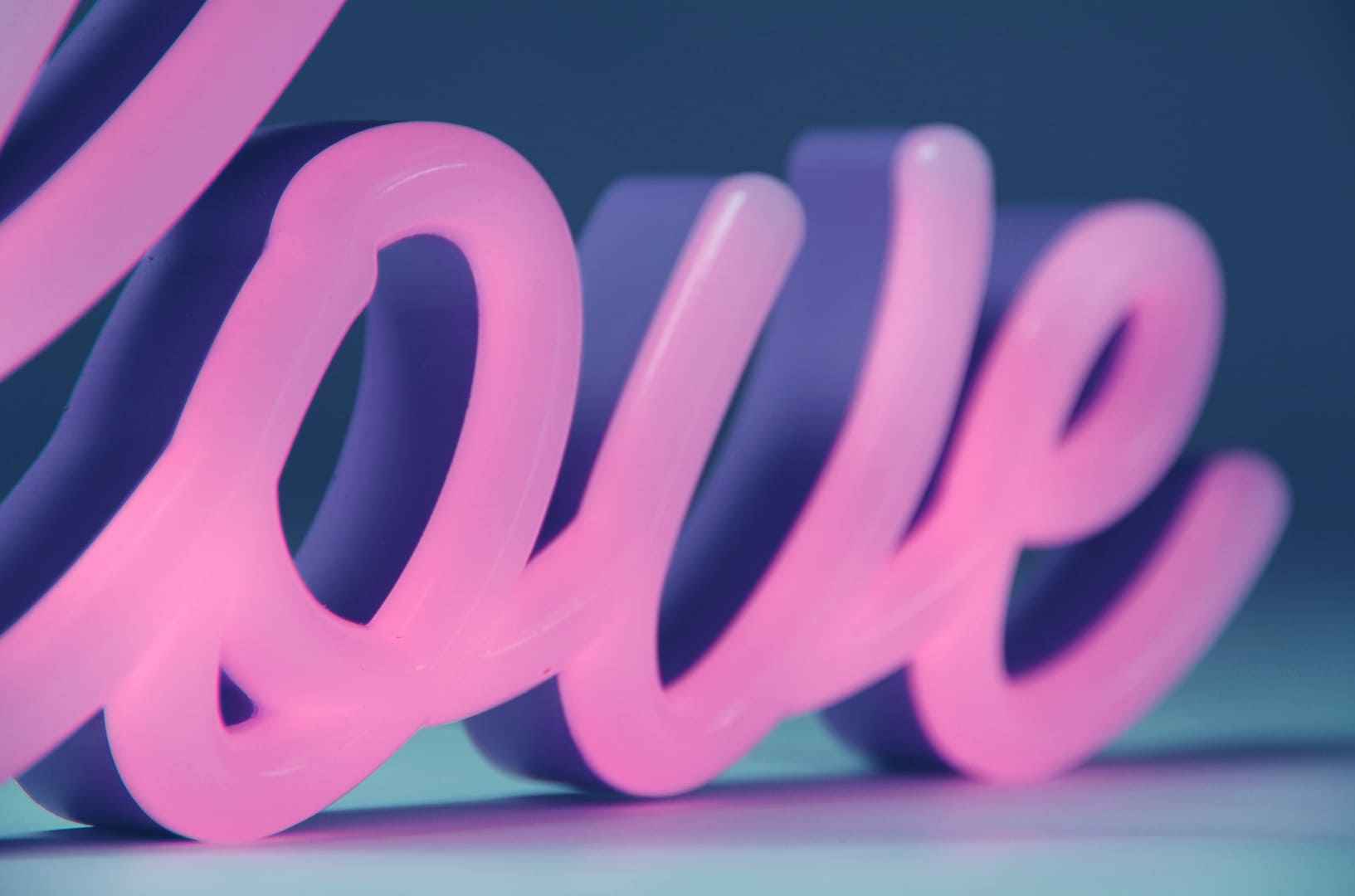 Primer plano de un rótulo de neón acrílico LED iluminado - letras 3D