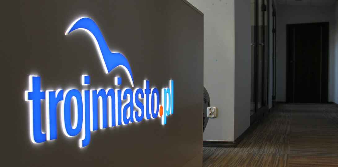 advertisement-building-bureau-trojmiasto-en-letters.jpg