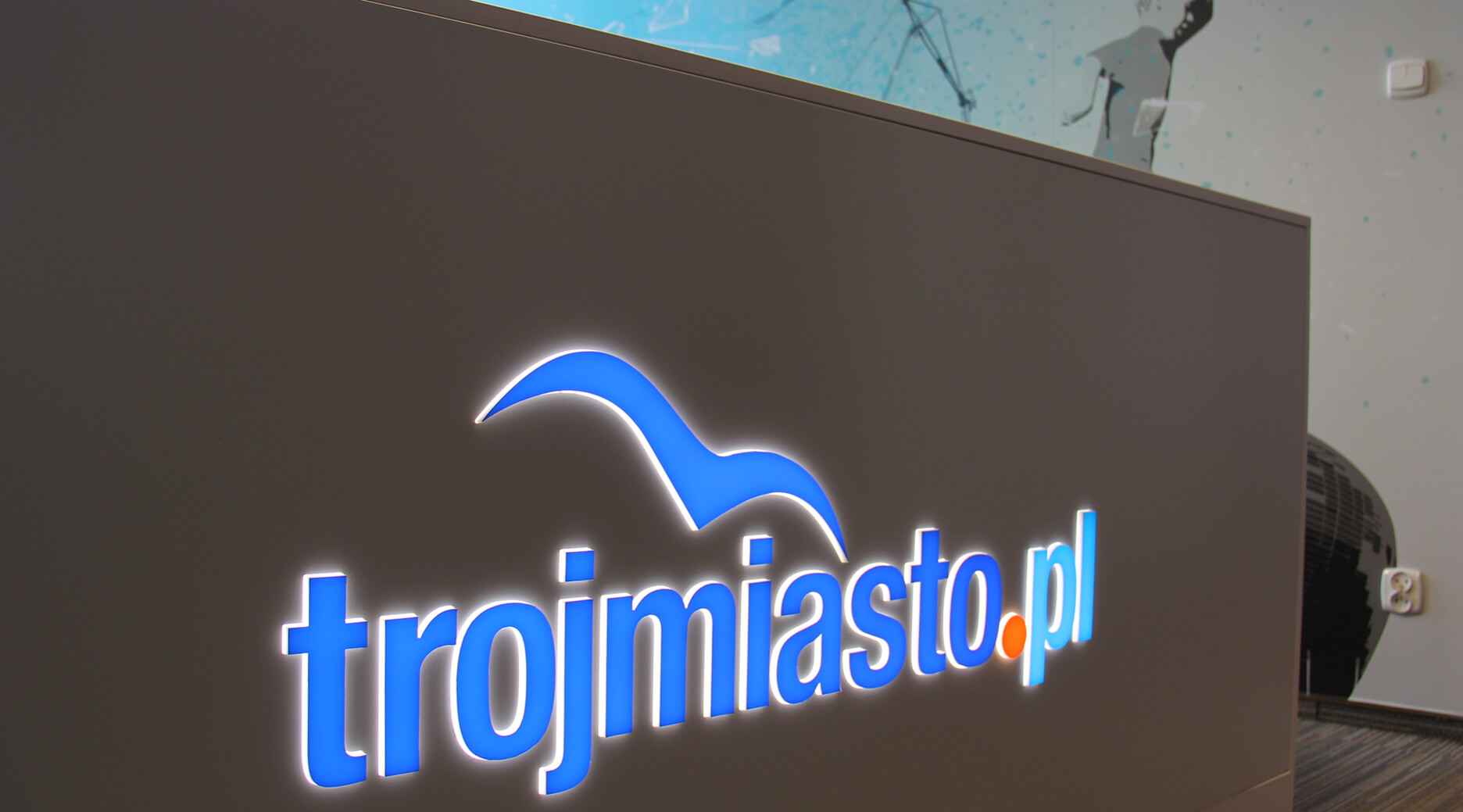 advertisement-building-bureau-trojmiasto-en-led.jpg