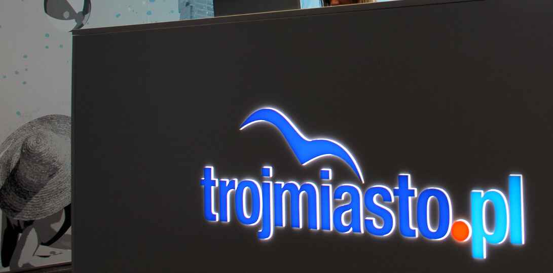 advertising-trojmiasto-en-letter-panel-with-letter.jpg
