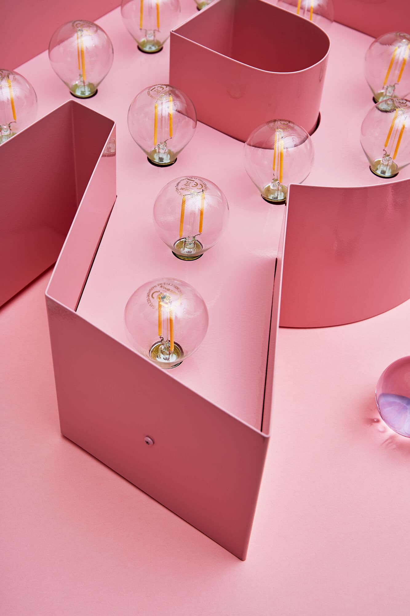 LETTRES AVEC AMPOULES / ALPHABET