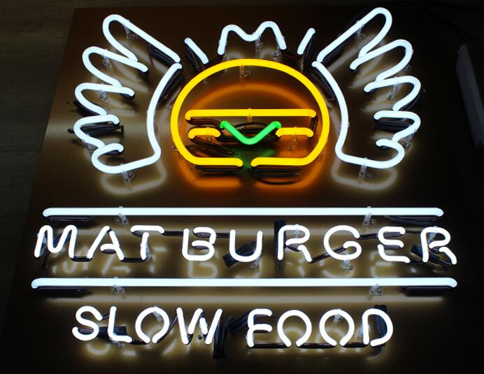 Mat Burger - enseigne au néon annonçant des symboles placés à côté de l'entrée