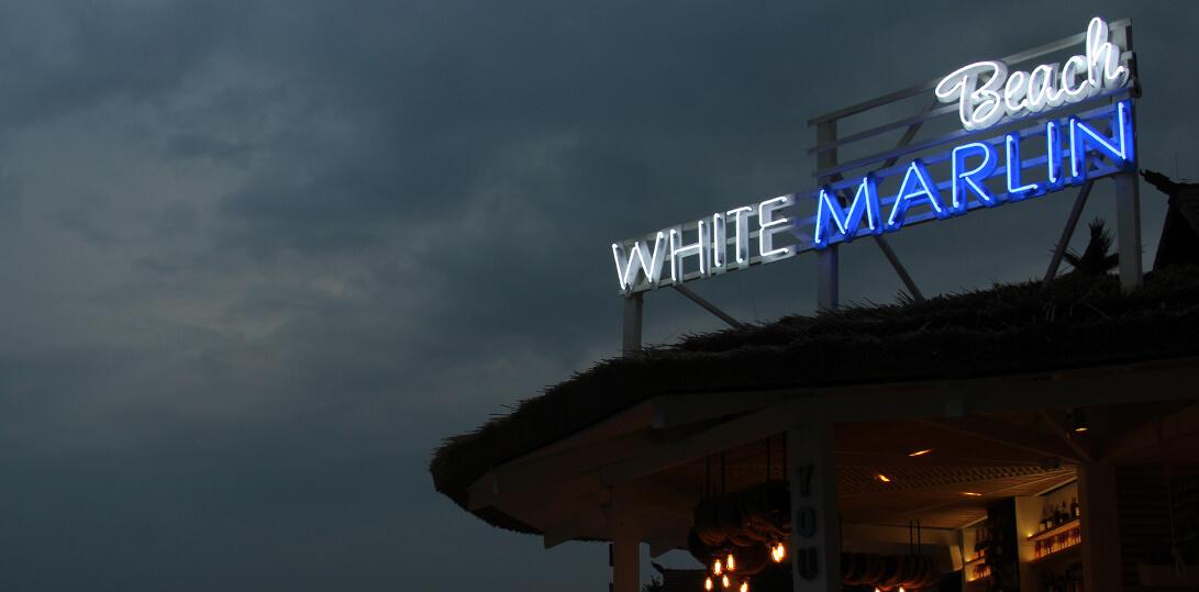 White Marlin - enseigne au néon placée sur un cadre, sur le toit du bâtiment