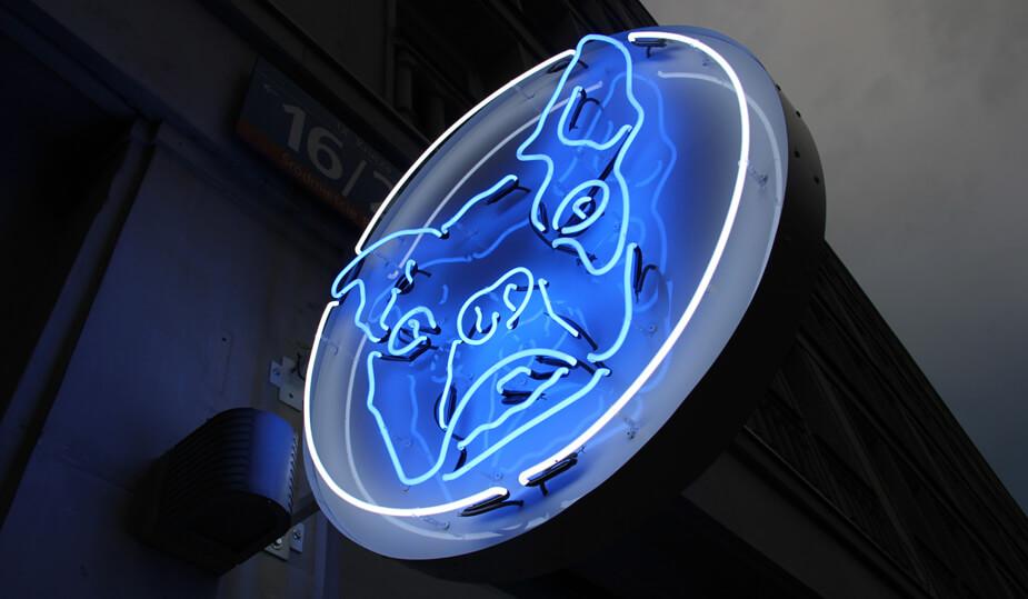 Bulldog - enseigne lumineuse avec logo d'entreprise placé sur un sémaphore publicitaire