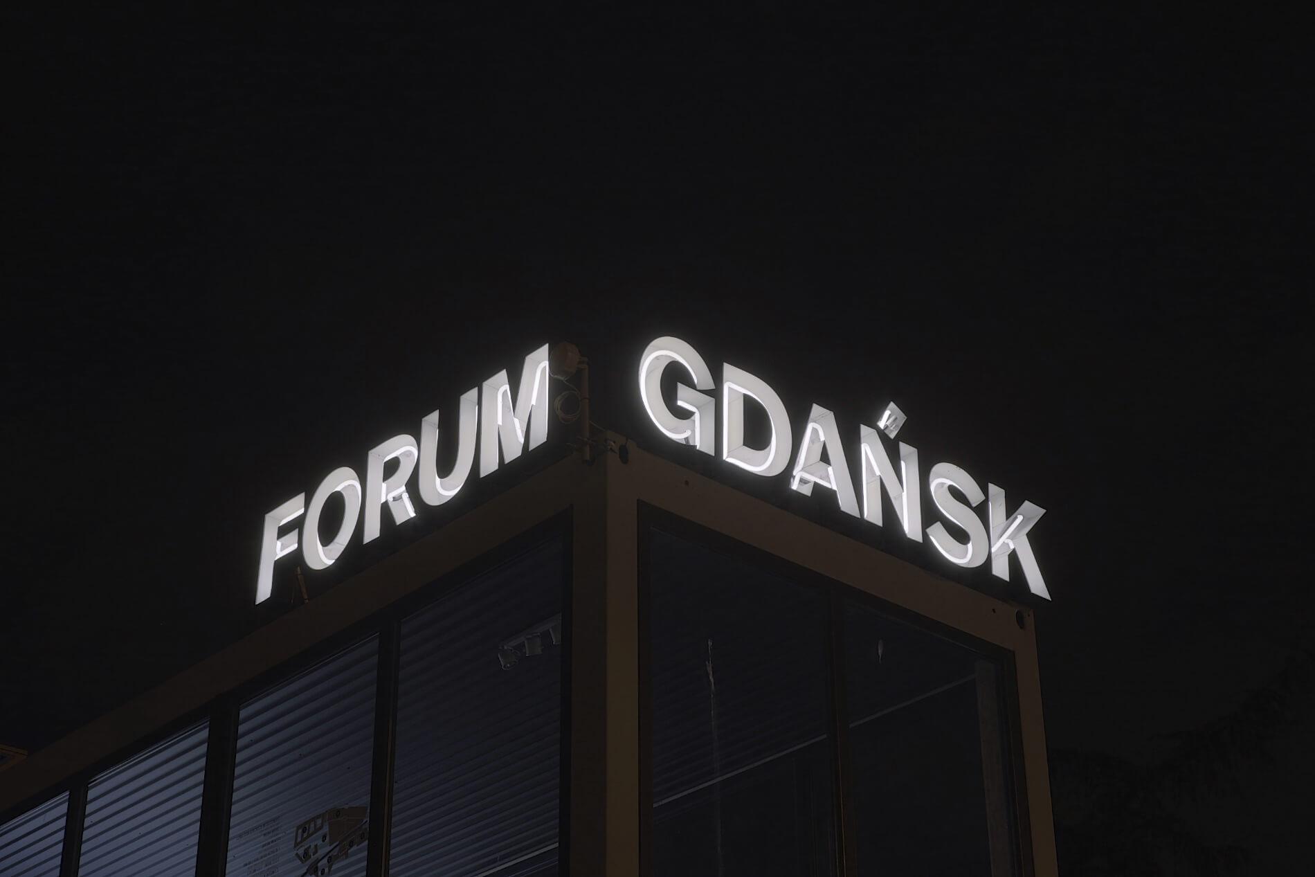 Forum Gdansk - Leuchtbuchstaben mit Neon, montiert auf einem Rahmen, platziert auf dem Dach des Gebäudes