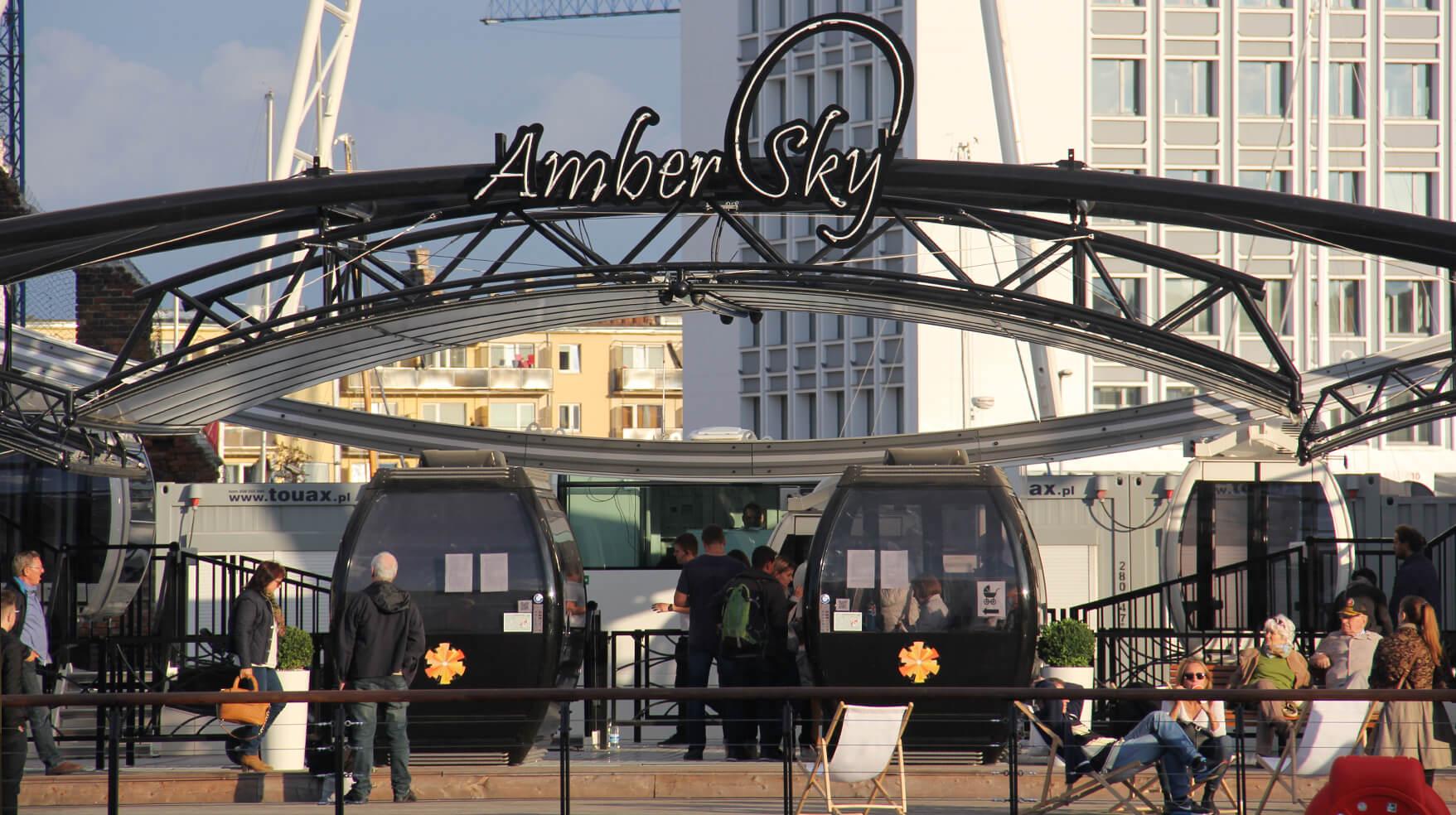 Amber Sky - weiße Leuchtreklame mit dem Firmennamen auf dem Rahmen