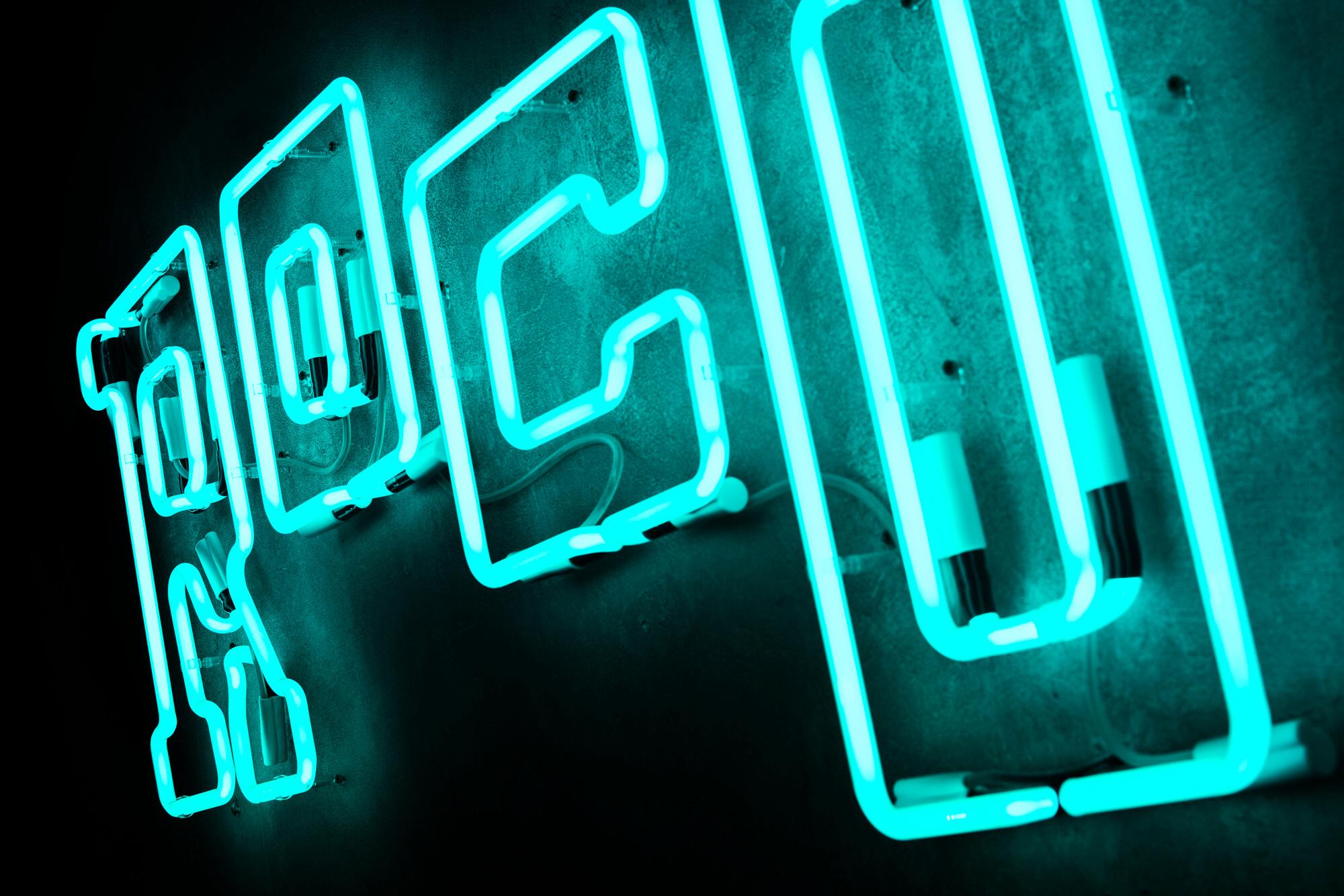 neon-rocotillo-neon-an-der-Wand-im-Restaurant-neon-an-der-Wand-neon-über-Tischen-neon-unter-beleuchtet-neon-an-der-Betonwand-neon-glas-neon-logo-schild