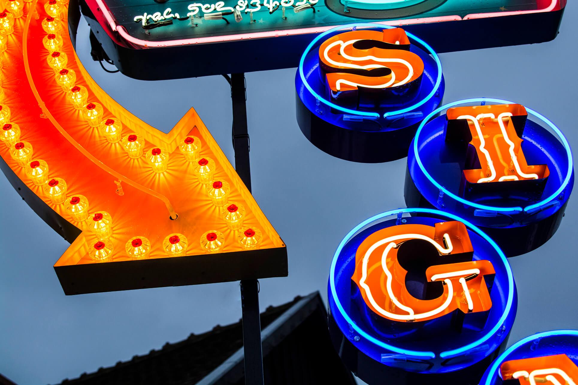 neon-literatuur-ruimte-neon-lit-literatuur-neon-logo-neon-teken-oranje-pijl-neon-op-hoogte-neon-op-een-standaard-neon-kleurrijk