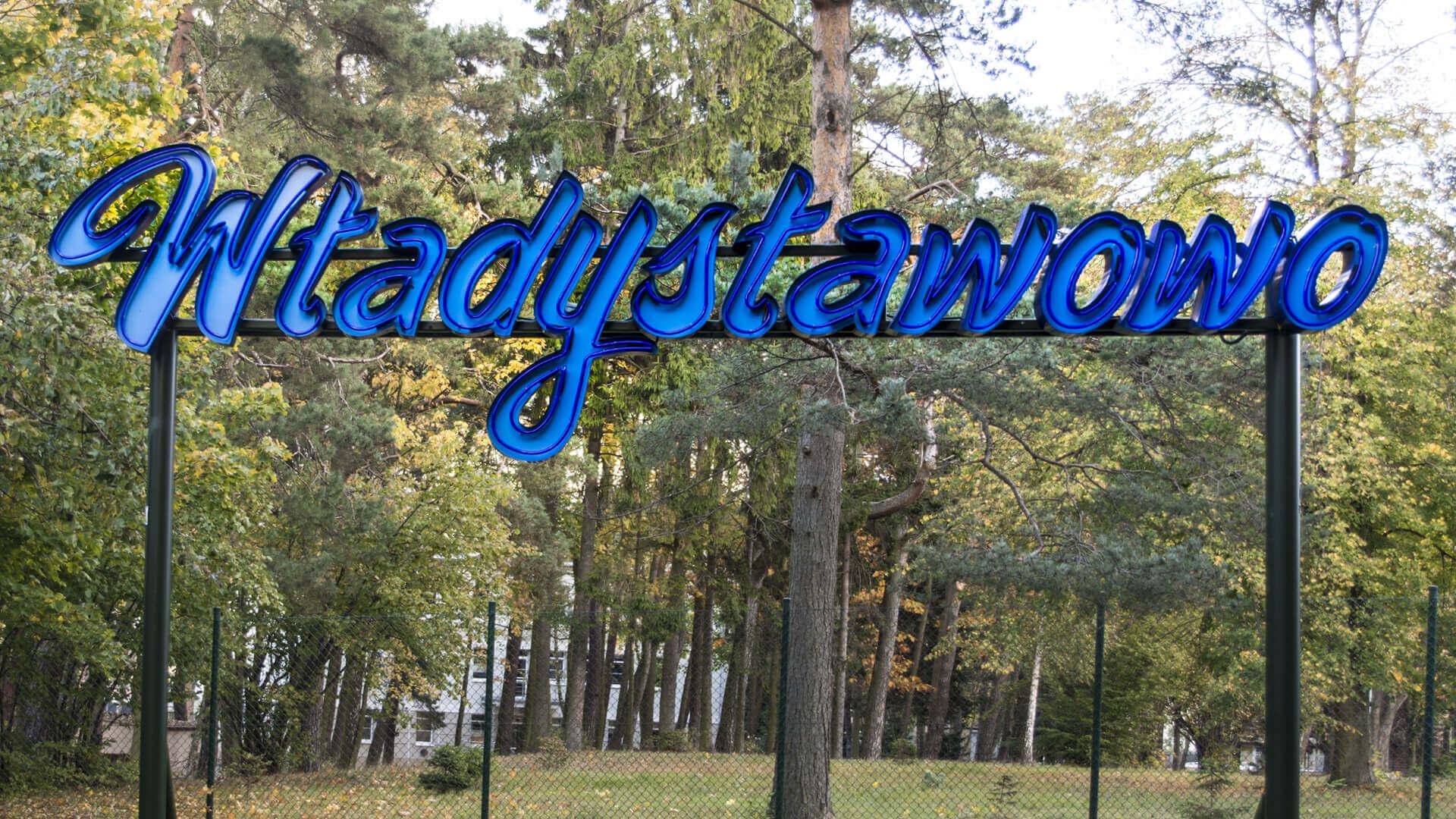 neon-wladyslawowo-stad-neon-op-staal-neon-op-bouw-neon-op-hoogte-neon-op-verhoogd-blauw-licht-neon-in-park-neon-in-bos-neon-reclame-neon-stad-neon-bestelling-neon-reclame