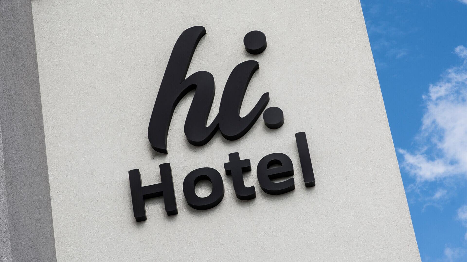 hi-hotel-neon-sul-muro-neon-dietro-il-pannello-neon-sottoilluminato-neon-all'ingresso-neon-sull'altezza-neon-linee-neon-bianco-logo-azienda-neon-sul-calcestruzzo-gdansk-lotnisko (4)