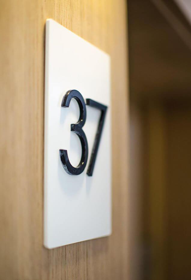 Spatial door numbers for mounting on the plate next to the door frame