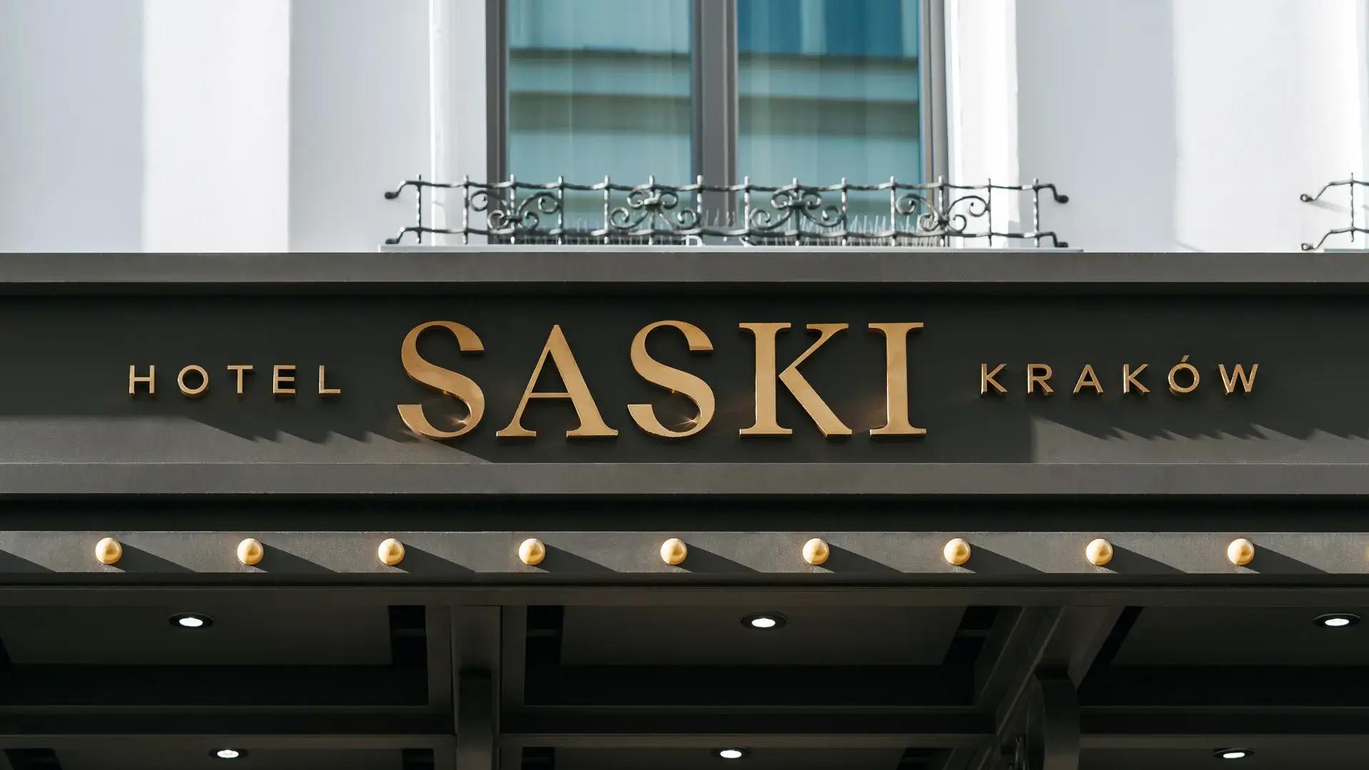 Lettres en acier inoxydable brossé doré sur l'extérieur du bâtiment de l'hôtel Saski