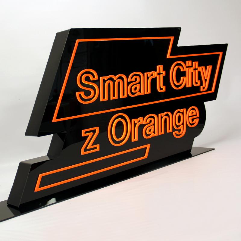 NIESTANDARDOWY LIGHTBOX LED W KSZTAŁCIE LOGO