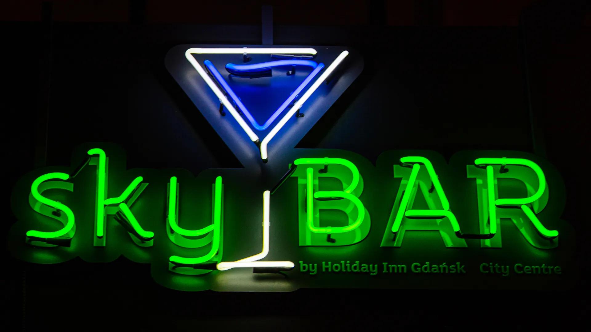 SkyBar Neon Szklany na zewnątrz