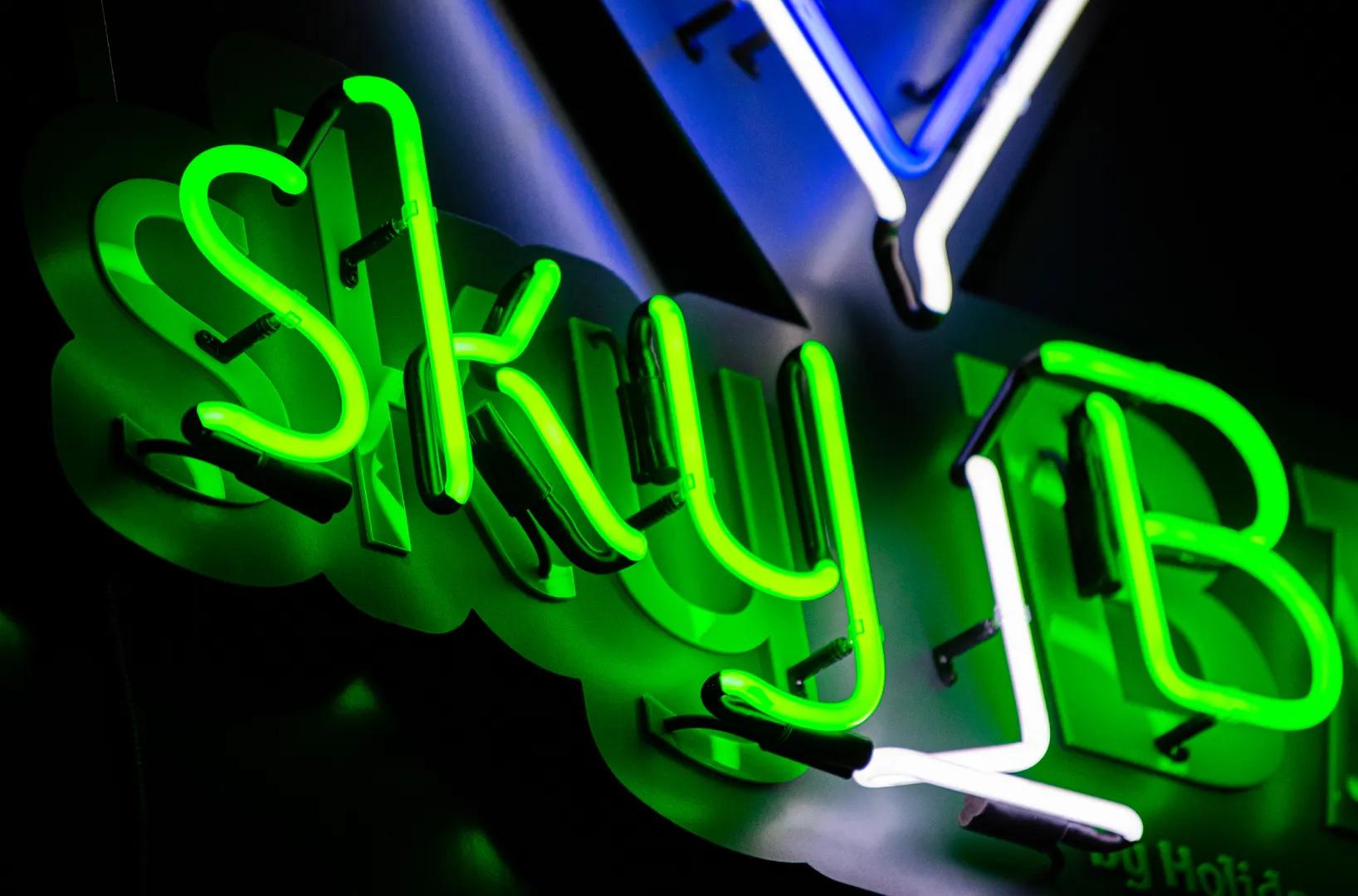 SkyBar Neon Szklany na zewnątrz