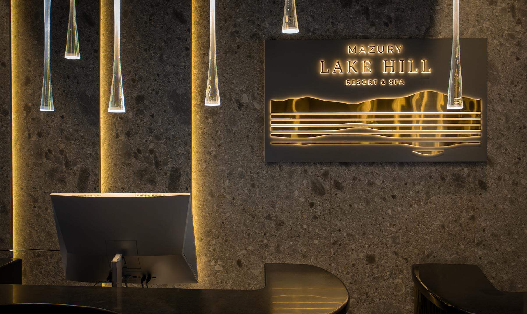 Lettere surround 3D nella hall del Lake Hill Hotel