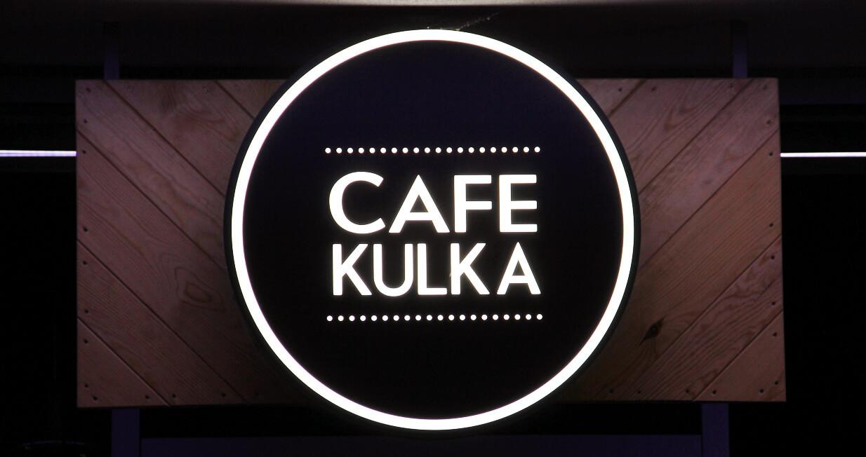 Cafe Kulka - caja de luz circular, rótulo de empresa