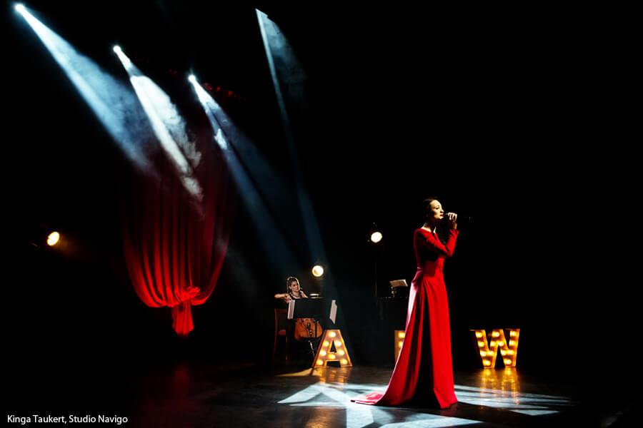 Cartas con bombillas en el escenario