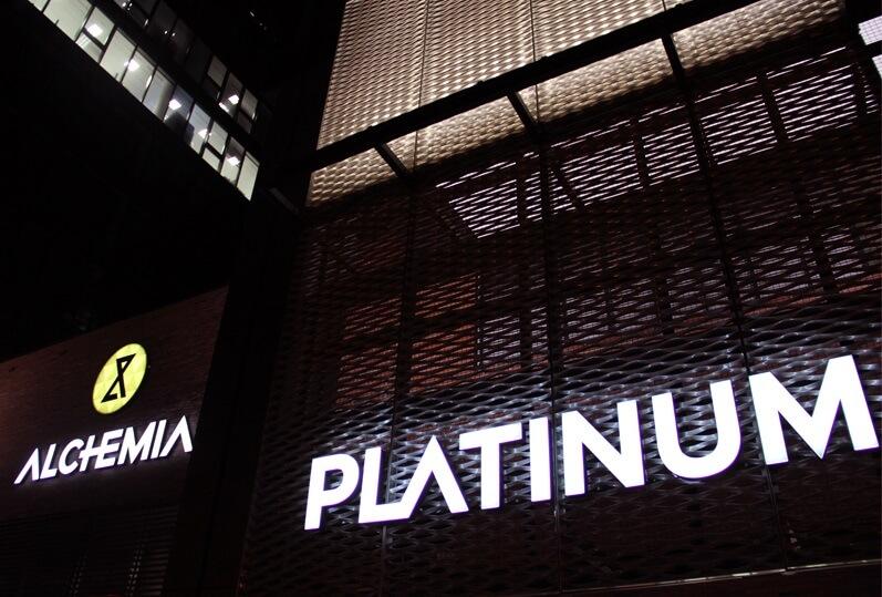 Platin - LED-Raumbuchstaben auf einem Gebäude