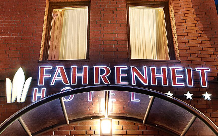 Fahrenheit - beleuchtete Raumbuchstaben in einem Rahmen über dem Eingang