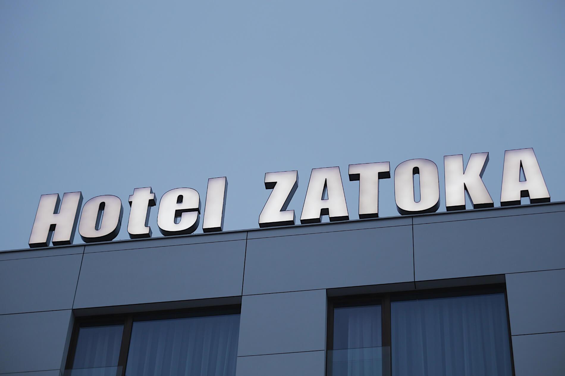 Hôtel Zatoka - Lettres LED en plexiglas 3D sur le toit