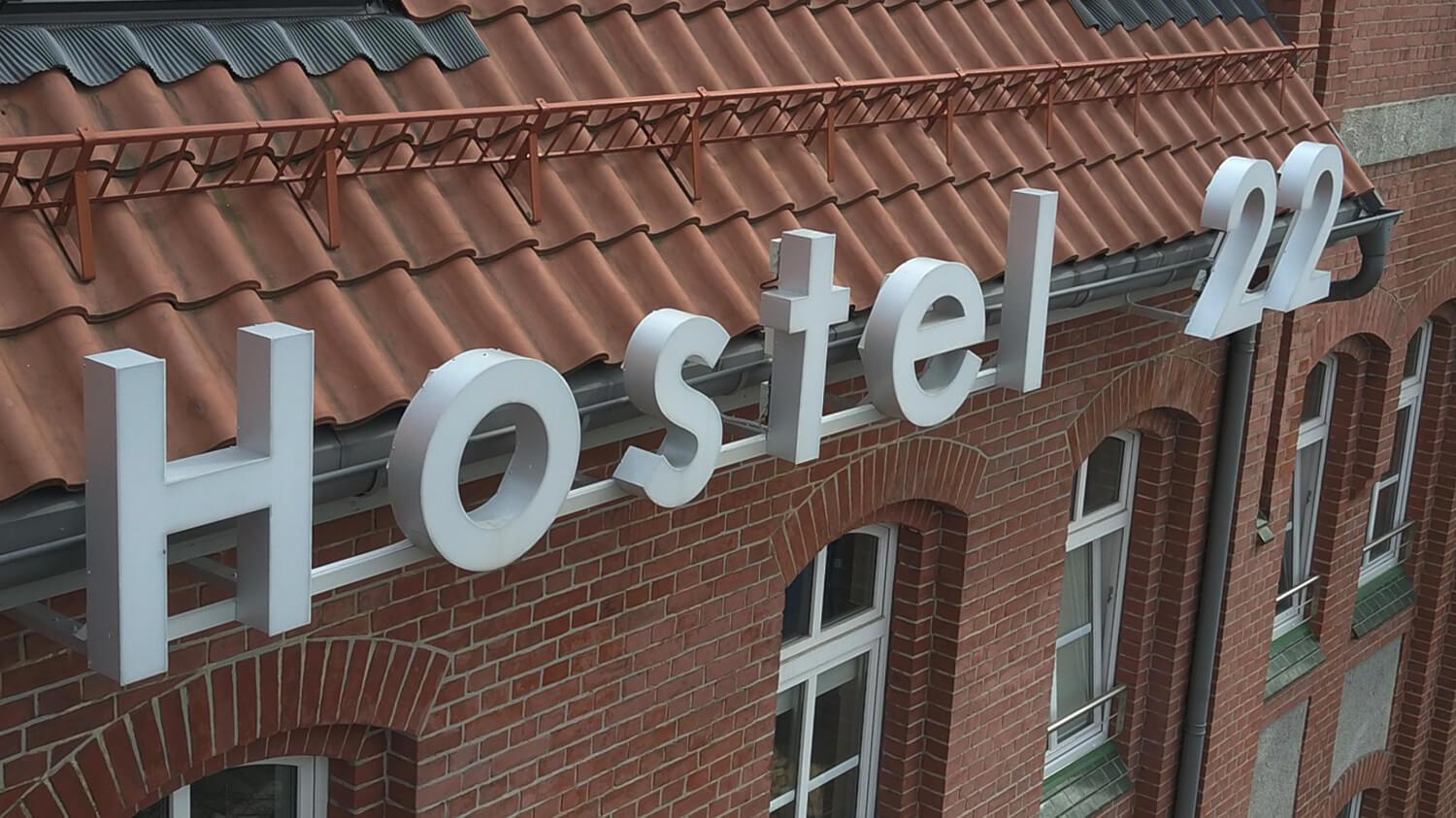 Hostel 22 - räumlich leuchtende Buchstaben an der Wand