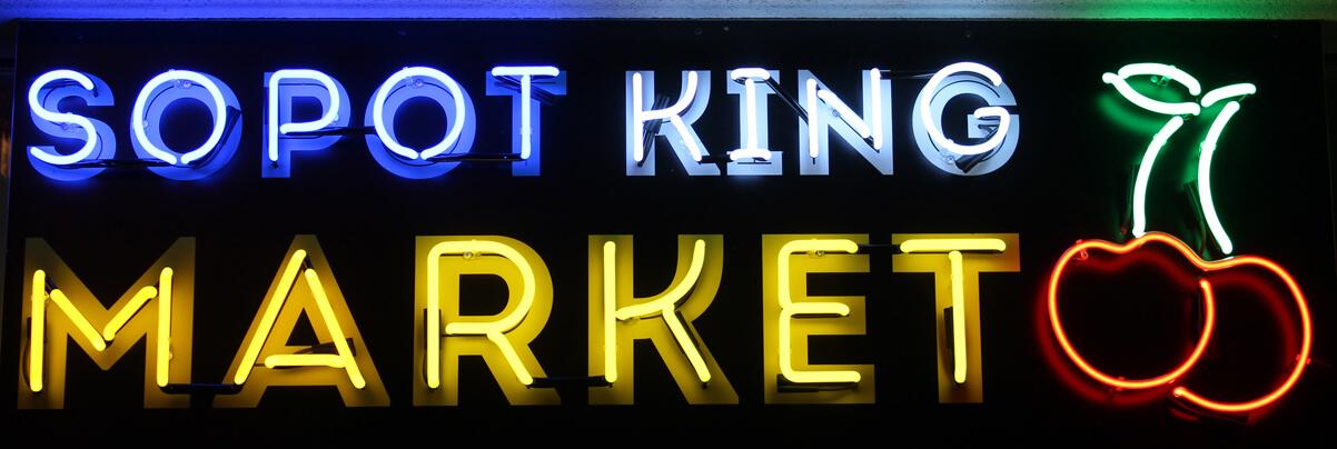 Sopot King Market - enseigne au néon, placée au-dessus de l'entrée