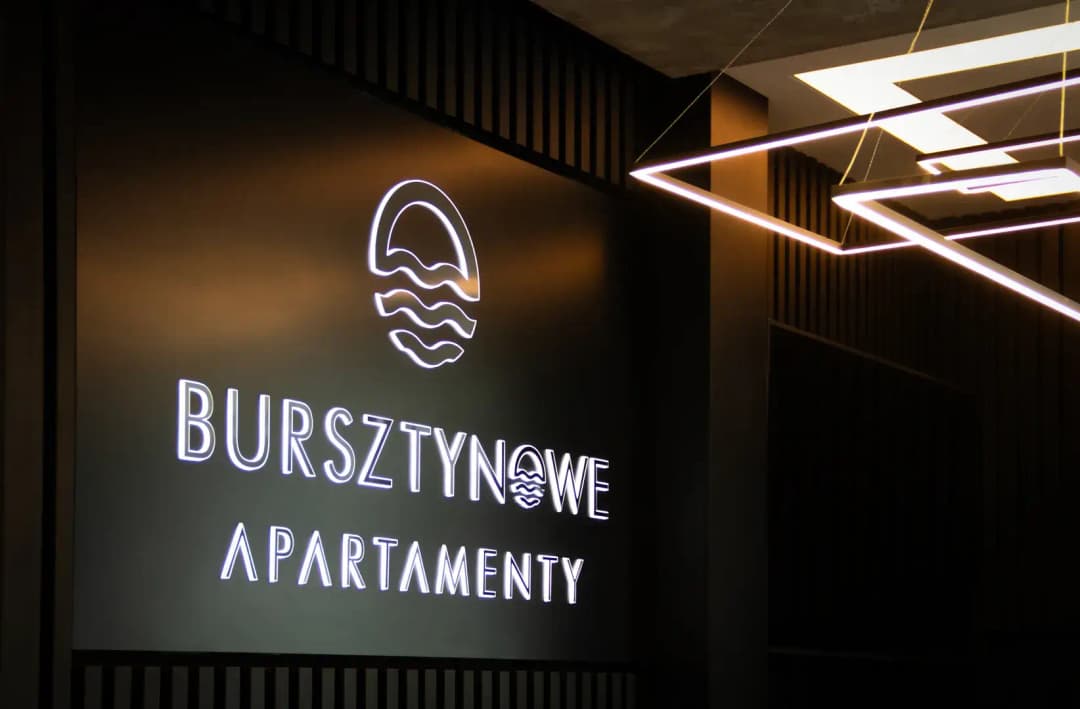 Kaseton z dibondu Bursztynowe Apartamenty umieszczony w recepcji