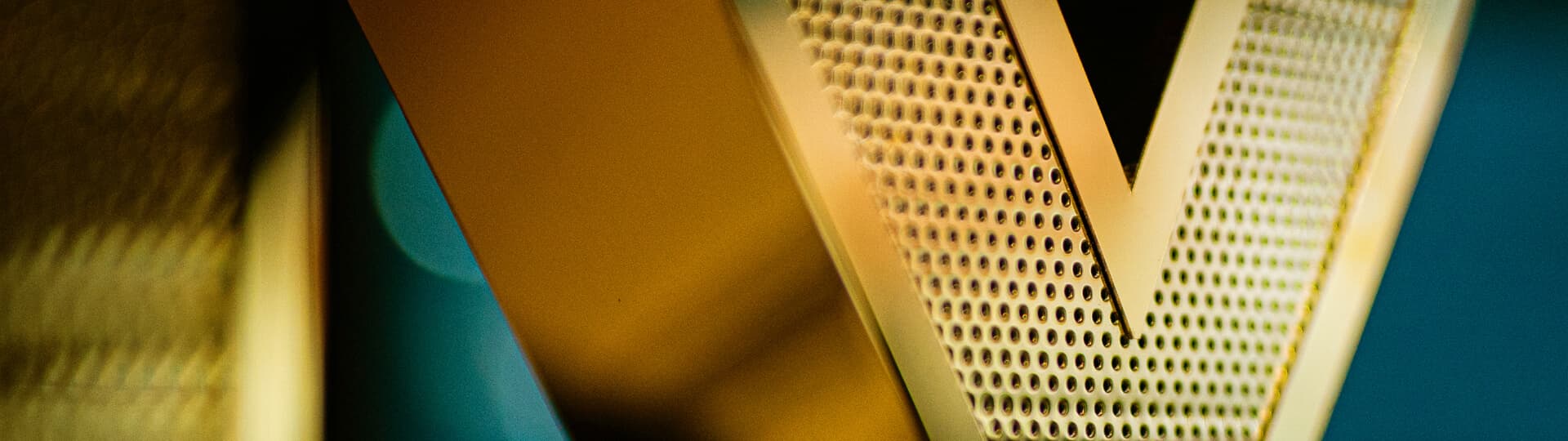 LITERY Z BLACHY ZŁOTEJ PERFOROWANEJ ZE STALI WYBŁYSZCZANEJ LITERY Z BLACHY ZŁOTEJ PERFOROWANEJ ZE STALI WYBŁYSZCZANEJ