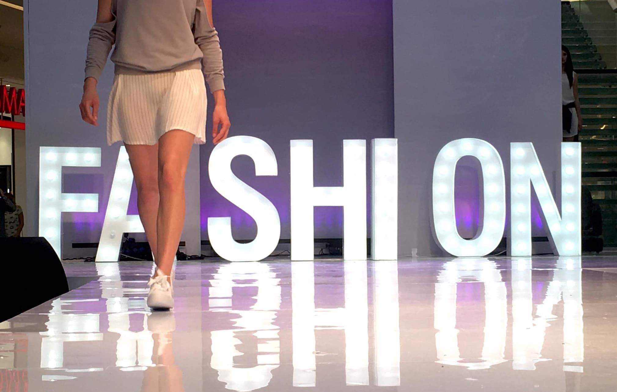 Litery z żarówkami FASHION na pokaz kolekcji Litery z żarówkami FASHION na pokaz kolekcji